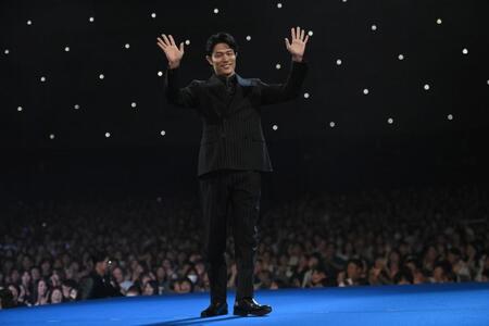 イベントに登場し観客の歓声に応える鈴木亮平（撮影・開出牧）