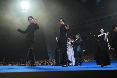 映画「ＭＥＲ」ブルーカーペットイベントに登場した鈴木亮平（左）らキャストたち（撮影・開出牧）