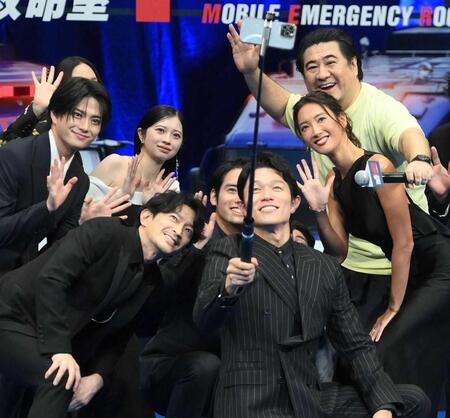 共演者と自撮りをする鈴木亮平（中央）