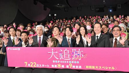 キャストトークイベントに出席した（左から）高木雄也、伊藤淳史、佐藤浩市、大森南朋、相葉雅紀、松下奈緒、遠藤憲一、光石研（撮影・園田高夫）