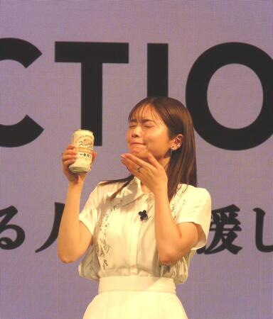 一番搾りの味に感動する小芝風花