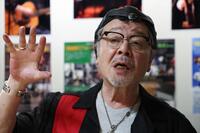 フォークソングについて話す、なぎら健壱（撮影・佐々木彰尚）