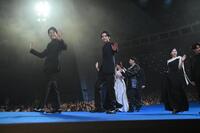 映画「ＭＥＲ」ブルーカーペットイベントに登場した鈴木亮平（左）らキャストたち（撮影・開出牧）
