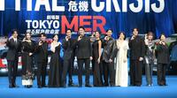 映画「ＭＥＲ」ブルーカーペットイベントでポーズを決める（左から）岩瀬洋志、ファーストサマーウイカ、津田健次郎、桜田ひより、赤楚衛二、鈴木亮平、菜々緒、賀来賢人、石田ゆり子、要潤、仲里依紗、松木彩監督（撮影・開出牧）