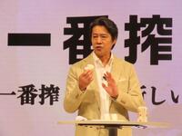 福井産のお米を試食する堤真一