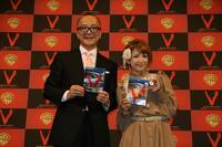 家族計画を明かした矢口真里（右）と山田五郎さん＝２０１１年８月