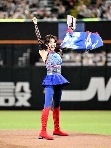藤原紀香 出演舞台「キャッツアイ」衣装で始球式「初めてキャッチャー