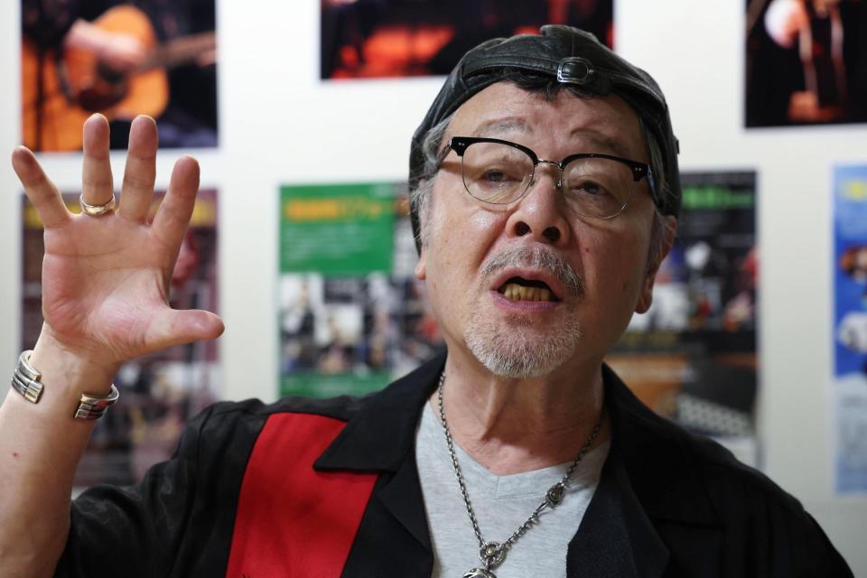 フォークソングについて話す、なぎら健壱（撮影・佐々木彰尚）