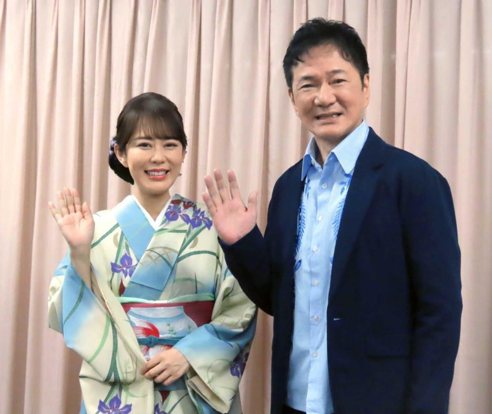 映画「演歌の坂道」の主演の丘みどり（左）とジャッキー・ウー監督