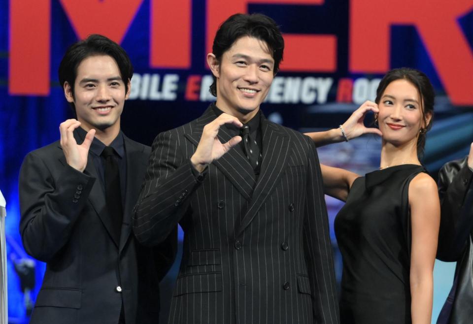 映画「ＭＥＲ」ブルーカーペットイベントでポーズを決める（左から）赤楚衛二、鈴木亮平、菜々緒（撮影・開出牧）
