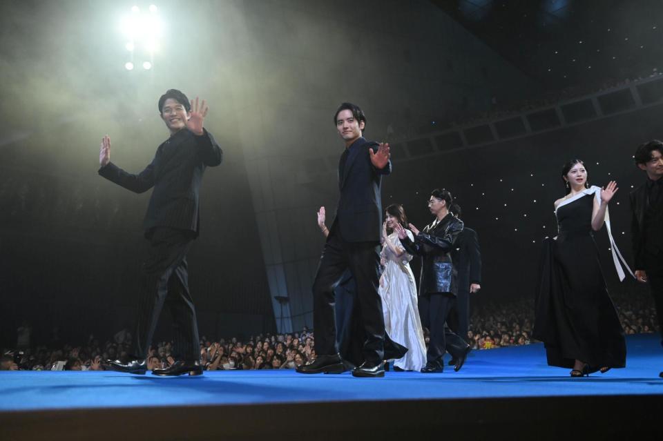 映画「ＭＥＲ」ブルーカーペットイベントに登場した鈴木亮平（左）らキャストたち（撮影・開出牧）