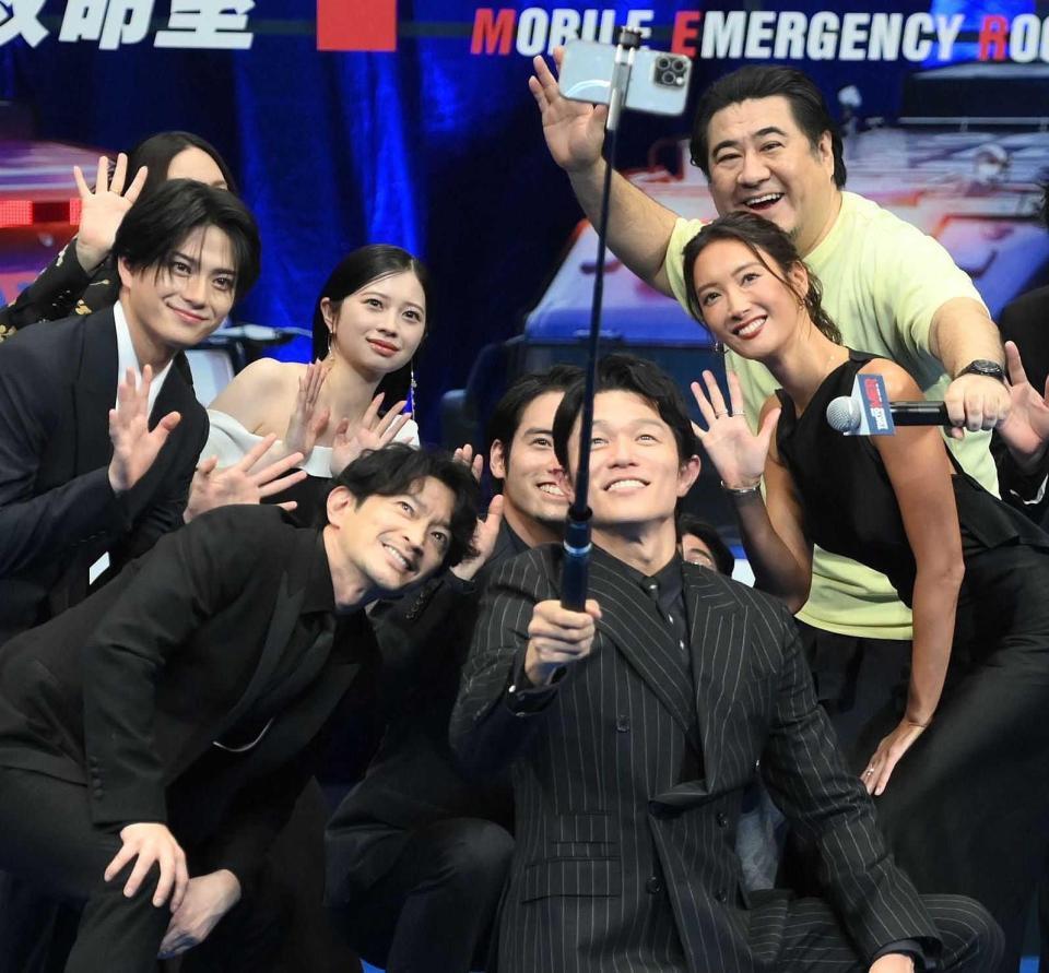 共演者と自撮りをする鈴木亮平（中央）