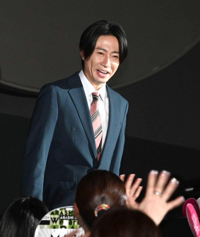ファンに笑顔を見せる相葉雅紀