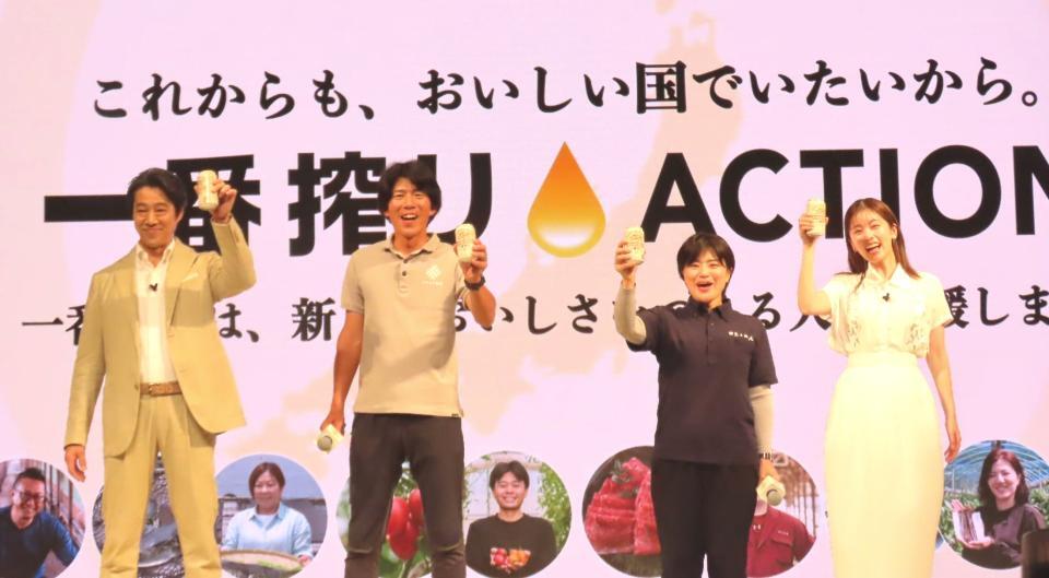 生産者と一番搾りを乾杯する堤真一（左）と小芝風花（右）