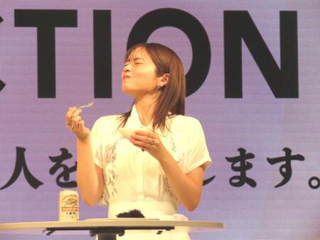 「一番搾り　ＡＣＴＩＯＮ」発表会でウニを食した小芝風花