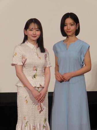 取材会に出席した山田杏奈（左）と當真あみ