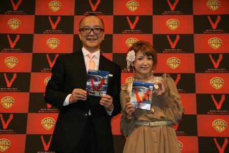 家族計画を明かした矢口真里（右）と山田五郎さん＝２０１１年８月