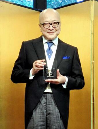 伊丹十三賞を手に笑顔の山田五郎さん＝２０２５年１０月