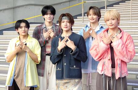 　リリースイベントを行ったＤＸＴＥＥＮの（前列左から）平本健、大久保波留、田中笑太郎、（後列同）谷口太一、寺尾香信