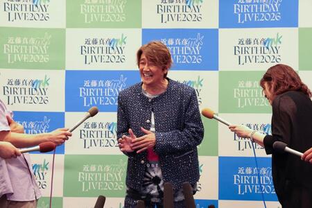 公演前に取材に応じた近藤真彦