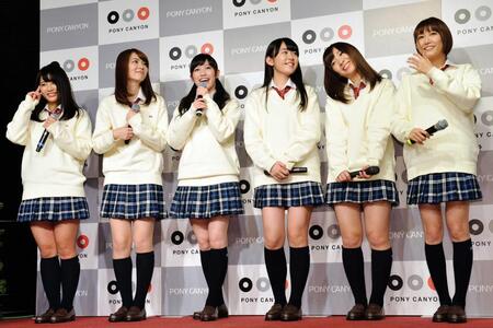 和気あいあいと会見する渡り廊下走り隊（左から平嶋夏海、菊地あやか、渡辺麻友、多田愛佳、岩佐美咲、浦野一美）＝2013年