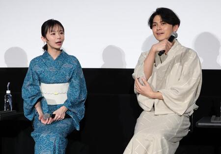 トークで盛り上がる（左から）趣里、眞栄田郷敦（撮影・金田祐二）