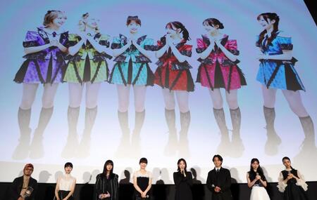 ＦＲＵＩＴＳ　ＺＩＰＰＥＲのビデオメッセージが投影される（撮影・石井剣太郎）
