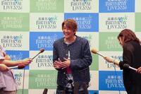 公演前に取材に応じた近藤真彦
