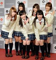 円満解散をＰＲした渡り廊下走り隊（前列左から）菊地あやか、渡辺麻友、多田愛佳（後列左から）平嶋夏海、岩佐美咲、浦野一美＝２０１３年