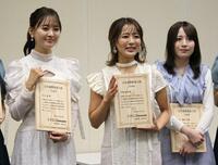 記者会見に出席した（左から）兒玉遥、平嶋夏海、佐々木優佳里＝２０１５年