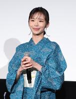 登壇し笑顔の趣里（撮影・金田祐二）