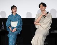 トークで盛り上がる（左から）趣里、眞栄田郷敦＝東京・ＴＯＨＯシネマズ六本木ヒルズ（撮影・金田祐二）