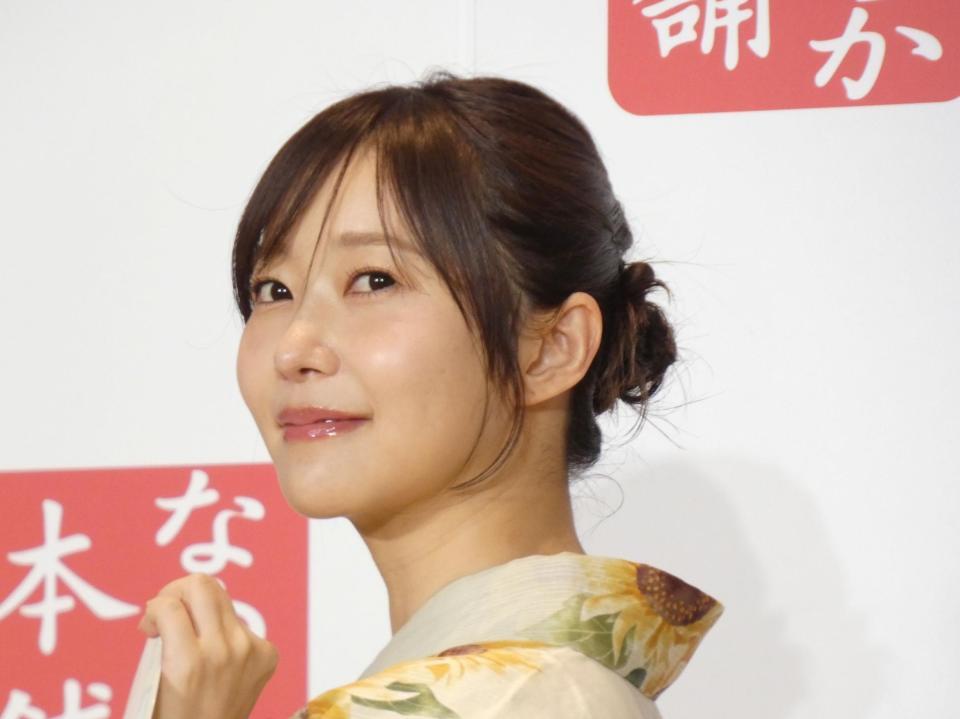 自慢のうなじを披露する指原莉乃