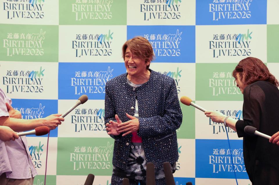 公演前に取材に応じた近藤真彦