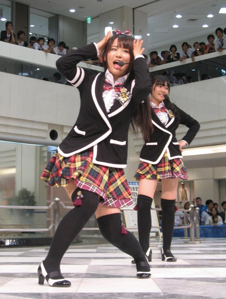 元気にダンスを披露した「渡り廊下走り隊」の平嶋夏海＝２０１０年