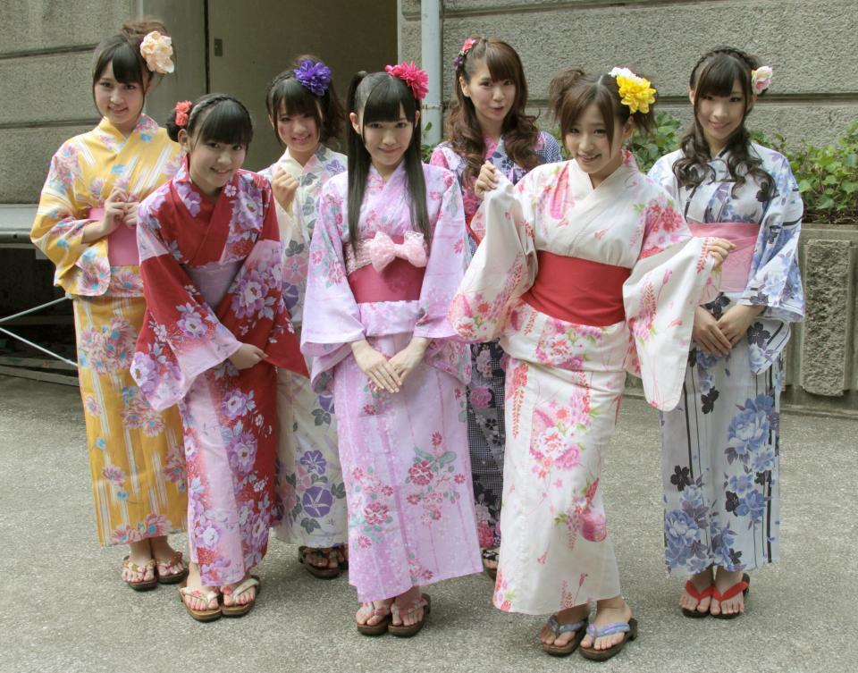 浴衣姿を披露した渡り廊下走り隊７（前列左から）多田愛佳、渡辺麻友、仲川遥香、（後列左から）小森美果、平嶋夏海、菊地あやか、岩佐美咲＝２０１１年