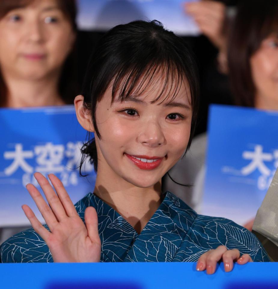 笑顔で手を振る趣里（撮影・金田祐二）