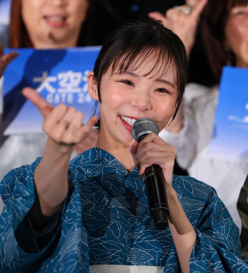 笑顔の趣里（撮影・金田祐二）
