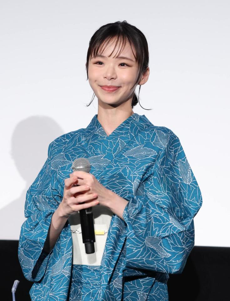 登壇し笑顔の趣里（撮影・金田祐二）