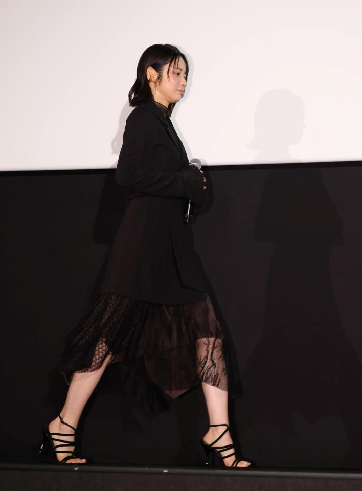 登壇するＦＲＵＩＴＳ　ＺＩＰＰＥＲ・鎮西寿々歌（撮影・石井剣太郎）