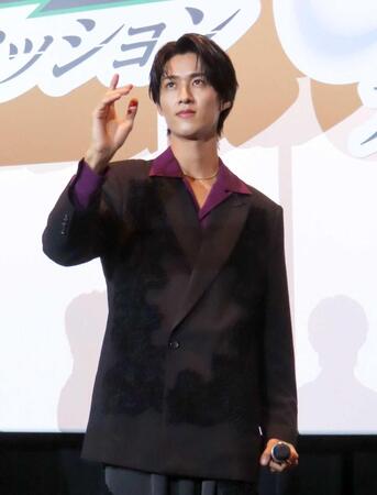 仮面ライダーの変身ポーズを決めるＭ！ＬＫの曽野舜太