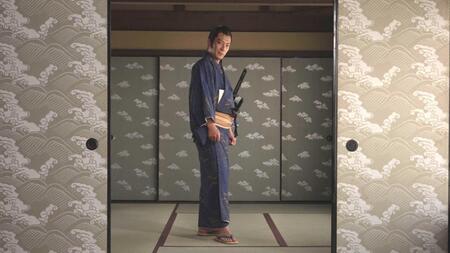 時代劇では定番のふすまから登場する心配無用ノ介（田村ツトム）
