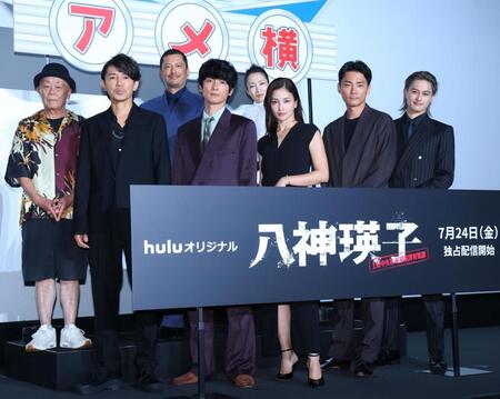 （前列左から）藤木直人、高良健吾、黒木メイサ、毎熊克哉、小島健（後列同）廣木隆一監督、池内博之、りょう（撮影・金田祐二）