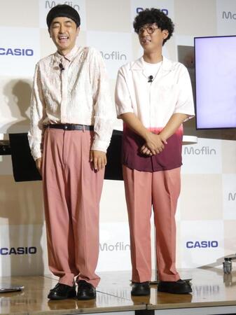 さくら色の衣装で登場したたくろうの赤木裕（左）、きむらバンド
