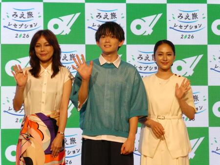 撮影に応じる（左から）相川七瀬、松丸亮吾、平祐奈＝都内
