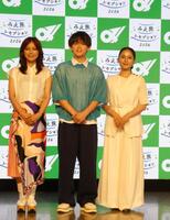 撮影に応じる（左から）相川七瀬、松丸亮吾、平祐奈＝都内