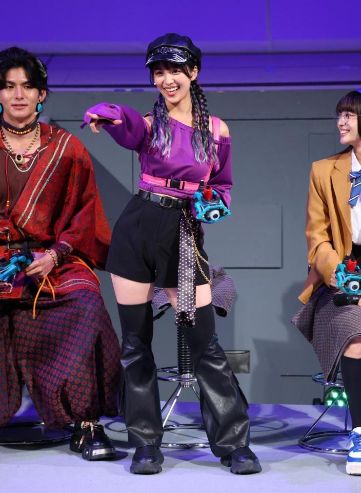ポーズをとる糸瀬七葉＝東京ドームシティ（撮影・石井剣太郎）