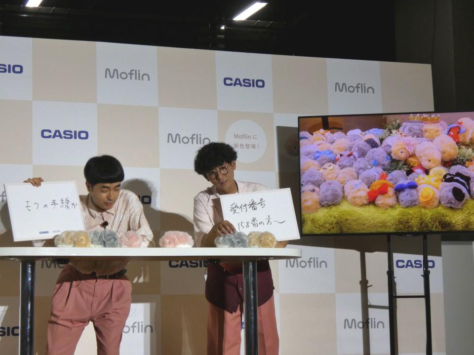 ＡＩペットロボの前で大喜利に挑戦するたくろうの赤木裕（左）、きむらバンド