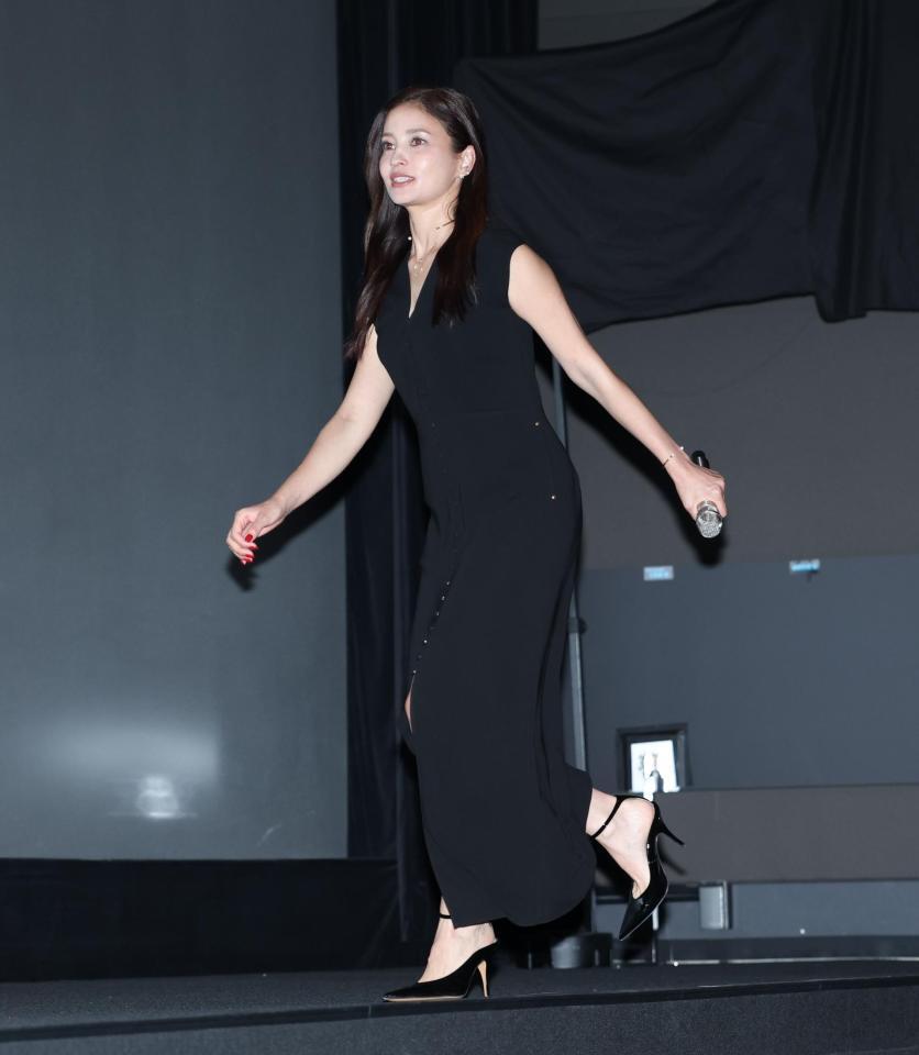 登壇する黒木メイサ＝ユナイテッドシネマ豊洲（撮影・金田祐二）