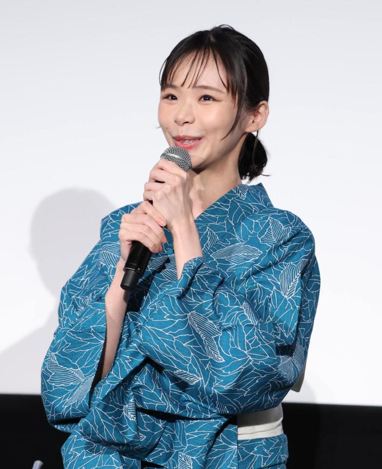 笑顔であいさつする趣里＝東京・ＴＯＨＯシネマズ六本木ヒルズ（撮影・金田祐二）